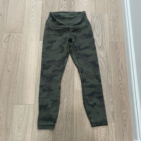 Lululemon camo align 7/8 length tights - Picture 2 of 4